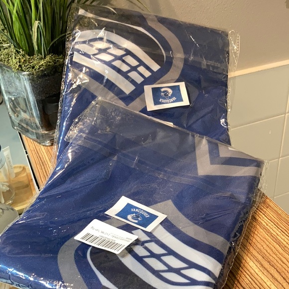 🍎2/$10 Vancouver Canucks Team Flag 3 x 5’ - Picture 3 of 3